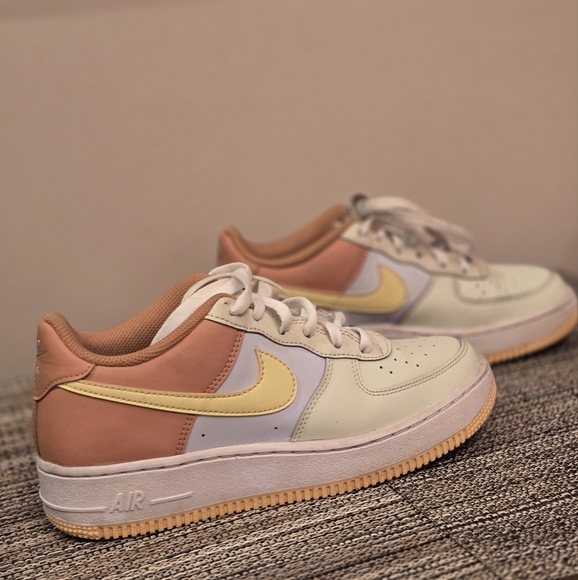 NIKE AIR FORCE 1 Low Sea Glass/Melon Tint Unisex Sneaker 5.5 youth Euro 38 VGUC - Picture 2 of 15